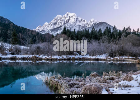 Kalten Wintermorgen in den Bergen Stockfoto