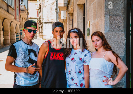 Straße Porträt der Gruppe junger Freunde Stockfoto