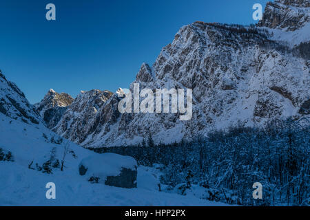 Kalten Wintermorgen in den Bergen Stockfoto