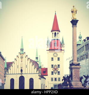 Rathaus und Marian Spalte auf dem Marienplatz in München. Retro-Stil gefilterten Bild Stockfoto