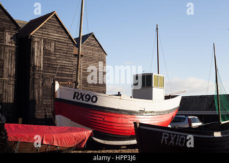 Traditionellen Fischerboot außerhalb Hastings Fischer Museum und Holz hoch Fischerhütten, Hastings, East Sussex, UK Stockfoto