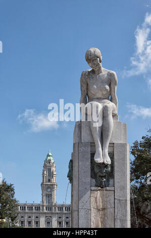 Altes Rathaus von Porto auf Avenida Dos Aliados, Portugal, Detail des Brunnens mit Rathaus im Hintergrund Stockfoto