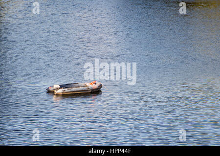 Porto, Portugal - 21. Juli 2016: Leere einzelne Schlauchboot mit Außenbordmotor liegt vor Anker im Hafen von bestehenden Fluss, Portugal Stockfoto