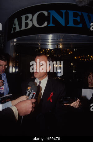 Kalifornische Gouverneur und Präsidentschaftskandidat Jerry Brown Gespräche mit Journalisten außerhalb der ABC Studios in Washington, D.C. nach seinem Auftritt auf Ted Koppels TV "Nightline" Show, wo der Gouverneur Drogenkonsum verweigert, hatte im Haus des Gouverneurs in Sacramento Foto von Mark Reinstein passiert. Stockfoto