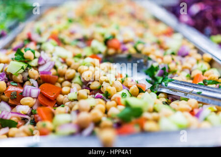 Kichererbsen Salat im Tray in Bar mit Löffel Stockfoto