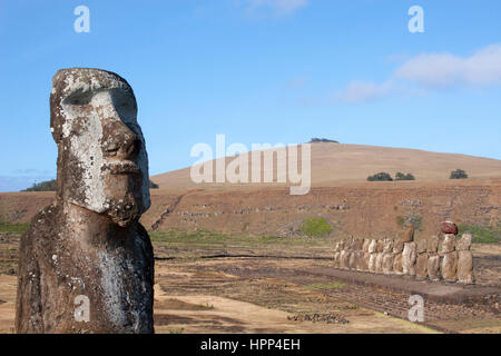 Der Traveling Moai in Ahu Tongariki und der Vulkan Poike auf Rapa Nui (Osterinsel), Chile Stockfoto