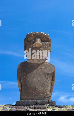 Moai bei Ahu Nao-Nao auf der Osterinsel (Rapa Nui) vor blauem Himmel Stockfoto