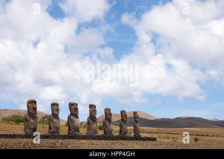 AHU Akivi, eine antike Sternwarte auf der Osterinsel. Die Moai sind an der aufgehenden und untergehenden Sonne während der Frühlings- und Herbstnachtgleiche ausgerichtet. Stockfoto