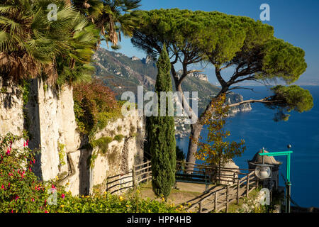 Blick über den Golf von Salerno aus Villa Rufolo in Ravello, Kampanien, Italien Stockfoto