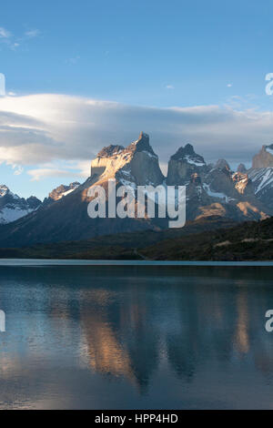 Cuernos del Paine am Pehoé-See im Torres del Paine-Nationalpark, Chile Stockfoto