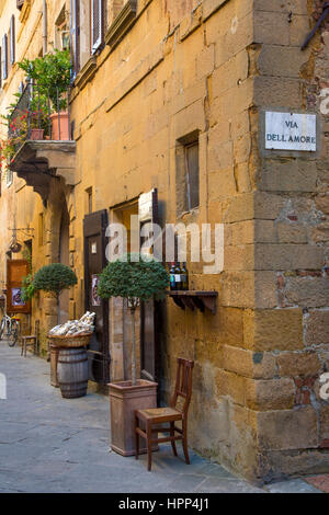 Straßenecke mit Via Dell Amore Straße melden Sie sich an mittelalterliche Stadt Pienza, Toskana, Italien Stockfoto