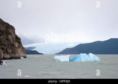 Der Eisberg wurde vom Grauen Gletscher in den Lago Grey im Torres del Paine Nationalpark, Chile, Südamerika, gekalbt Stockfoto