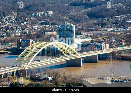 Ein Blick auf die Suche über den Ohio River in Kentucky vom Carew Tower in der Innenstadt von Cincinnati Stockfoto