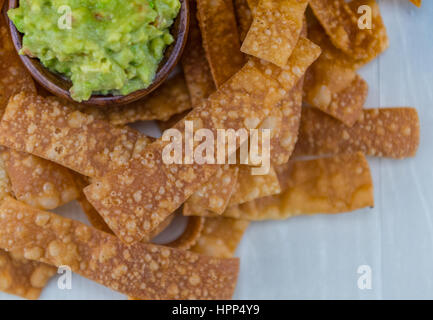 Textur von hausgemachten Chips mit Guacamole in oben links Ecke und textfreiraum rechts Stockfoto