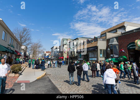 Festlichkeiten während des jährlichen St. Patricks Day Parade in Newport, Rhode Island, auf der Themse St. Stockfoto