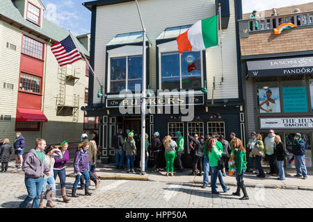 Festlichkeiten während des jährlichen St. Patricks Day Parade in Newport, Rhode Island, auf der Themse St. Stockfoto