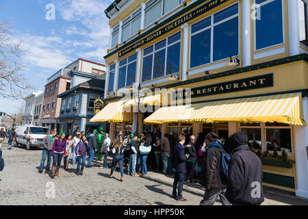 Festlichkeiten während des jährlichen St. Patricks Day Parade in Newport, Rhode Island, auf der Themse St. Stockfoto