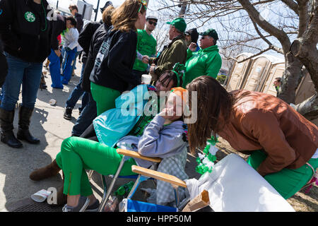 Festlichkeiten während des jährlichen St. Patricks Day Parade in Newport, Rhode Island, auf der Themse St. Stockfoto