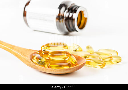 Fischöl Kapseln mit Omega 3 und Vitamin D in einer Glasflasche auf weißem Hintergrund. Stockfoto