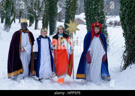 Kinder, verkleidet als Sternsinger, die Heiligen drei Könige, Bad Heilbrunn, Upper Bavaria, Bavaria, Germany Stockfoto
