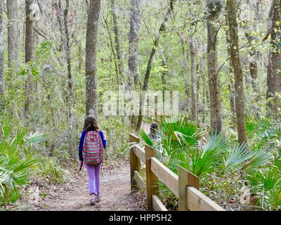 Zwei Mädchen im Wald wandern. Des Teufels Millhopper geologischen Staatspark, Gainesville, Florida, USA Stockfoto