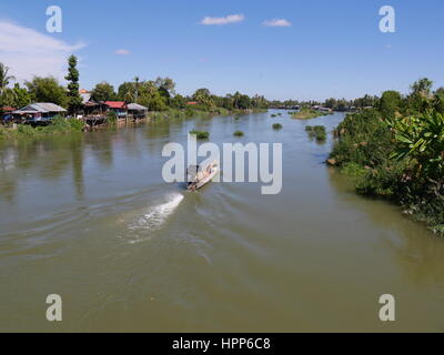 Draufsicht von einer Brücke der Fluss Mekong mit Longtail-Boot zur Insel Don Det 4000 Inseln Laos Stockfoto