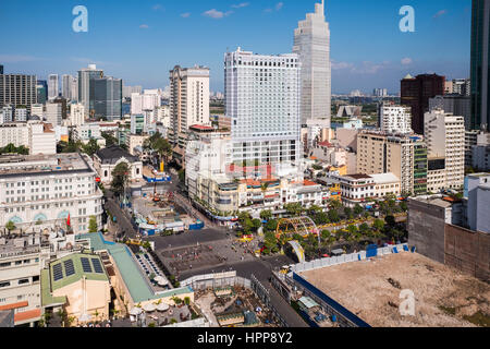 Blick von der Dachterrasse aus der Liberty Hotel über der Skyline von Ho Chi Minh City, Vietnam Stockfoto