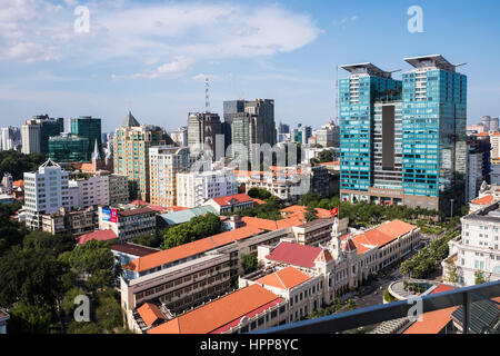 Blick von der Dachterrasse aus der Liberty Hotel über der Skyline von Ho Chi Minh City, Vietnam Stockfoto