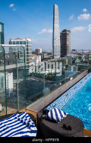 Blick von der Dachterrasse aus der Liberty Hotel über der Skyline von Ho Chi Minh City, Vietnam Stockfoto