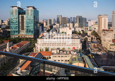 Blick von der Dachterrasse aus der Liberty Hotel über der Skyline von Ho Chi Minh City, Vietnam Stockfoto