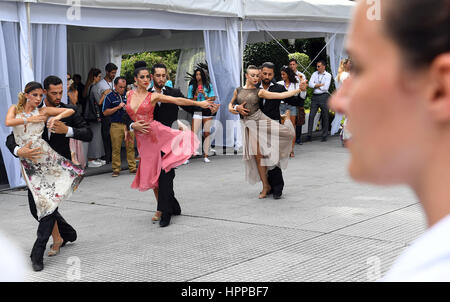 Tango Tänzerinnen tanzen in Buenos Aires, Argentinien. Bild von SAM BAGNALL Stockfoto