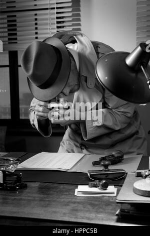 Spion Agenten oberste geheime Daten zu stehlen und fotografieren, Stil der 1950er-Büro. Stockfoto