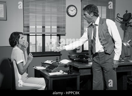 Wütend Direktor mit junge Sekretärin, 1950er Jahre Vintage Büro zu streiten. Stockfoto