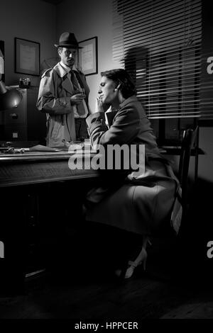 Detektiv Befragung eine junge traurige Frau in seinem Büro, Film-Noir-Szene. Stockfoto