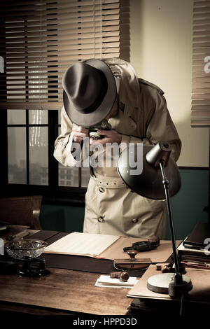 Spion Agenten oberste geheime Daten zu stehlen und fotografieren, Stil der 1950er-Büro. Stockfoto