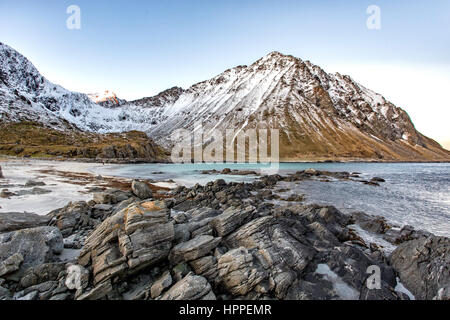 Flakstadoya am Meer, Lofoten Inseln, Norwegen, Europa Stockfoto