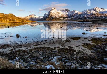 Flakstadoya am Meer, Lofoten Inseln, Norwegen, Europa Stockfoto
