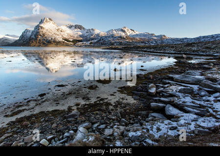 Flakstadoya am Meer, Lofoten Inseln, Norwegen, Europa Stockfoto
