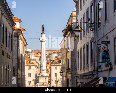 Lissabon, PORTUGAL - 10. Januar 2017: Spalte von Pedro IV am Rossio Platz (Pedro IV) in Lissabon, Portugal, aus Calcada Do Carmo Straße gesehen. Stockfoto