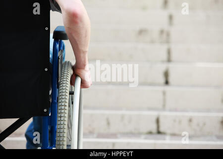 Rollstuhlfahrer vor Treppe Barriere Stockfoto