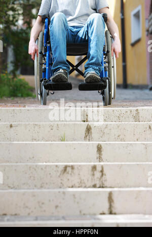 Rollstuhlfahrer vor Treppe Barriere Stockfoto