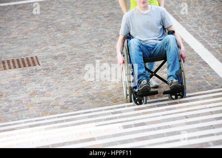 Rollstuhlfahrer vor Treppe Barriere Stockfoto