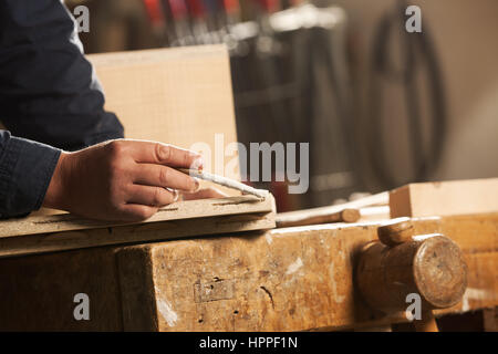 Professionellen Tischler Leim auf einer Holzfläche mit Pinsel auftragen. Stockfoto