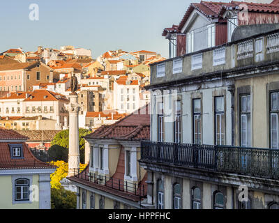 Spalte von Pedro IV am Rossio Platz (Pedro IV) in Lissabon, Portugal mit der umgebenden Architektur. Stockfoto