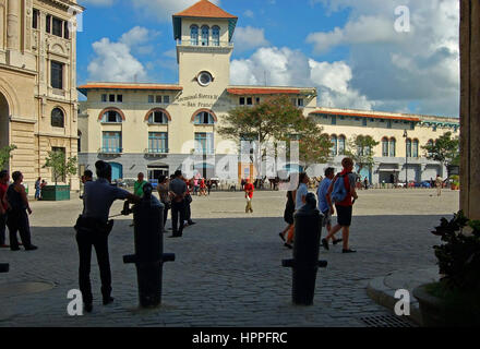 Plaza de San Francisco, Blick über Platz in Richtung altes Zollhaus und Versand-Terminal, Havanna, Kuba. Stockfoto