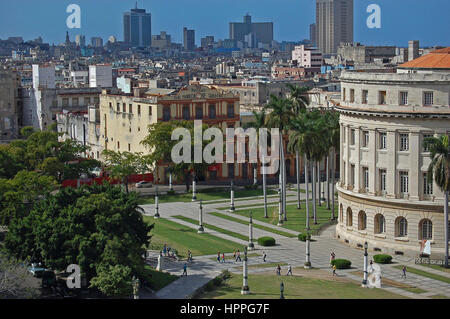 Blick in Richtung der Zigarrenfabrik, "Partages" und der Plaza an der Rückseite des Capitolio, Havanna, Kuba Stockfoto