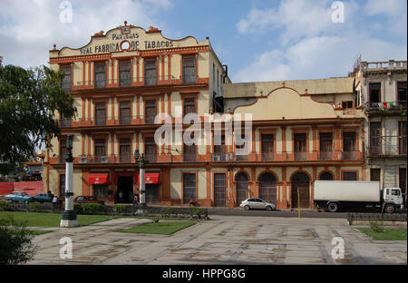 Die Fassade des "Partagas", Zigarrenfabrik, Centro Havanna, Kuba Stockfoto