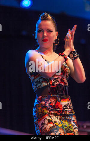 Imelda kann, irische Rockabilly-Sängerin in Byron Bay Bluesfest, New-South.Wales, Australien. 1. April 2010. Ihre Band wurde von ihrem Ehemann, Darrel Higham geführt. Stockfoto