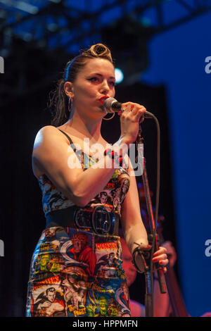 Imelda kann, irische Rockabilly-Sängerin in Byron Bay Bluesfest, New-South.Wales, Australien. 1. April 2010. Ihre Band wurde von ihrem Ehemann, Darrel Higham geführt. Stockfoto