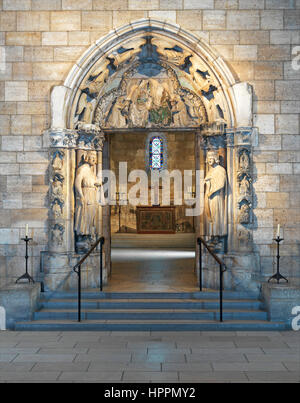 Gotische Tür aus dem Kloster Moutiers-Saint-Jean in Frankreich. Stockfoto